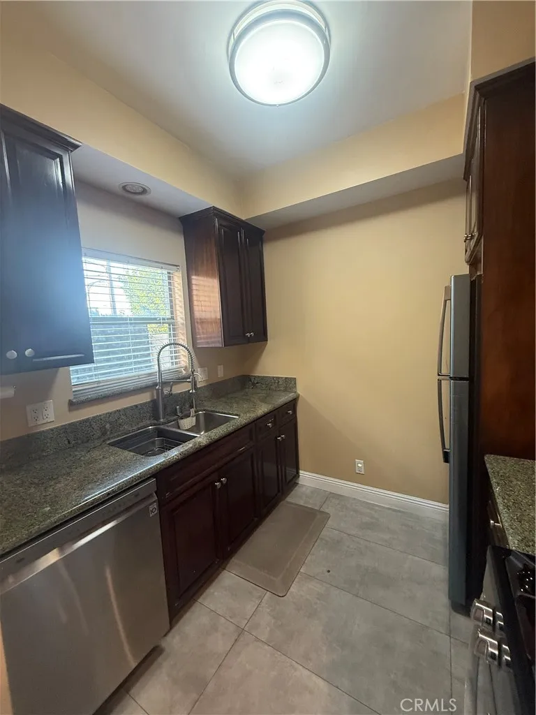 14256 Victory Boulevard 3, Van Nuys, California 91401 home-pic-5